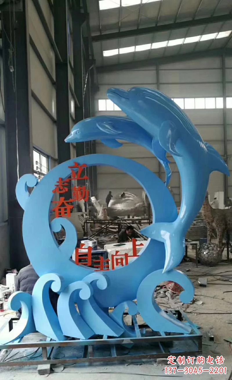 南京“不锈钢海豚雕塑唤醒海洋的美丽”