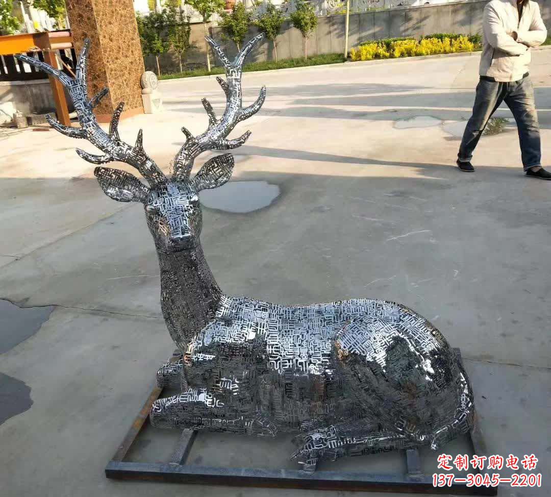 南京梅花鹿雕塑点缀不锈钢广场星空