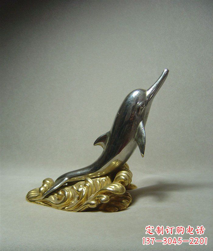 南京海豚雕塑艺术的海洋之美