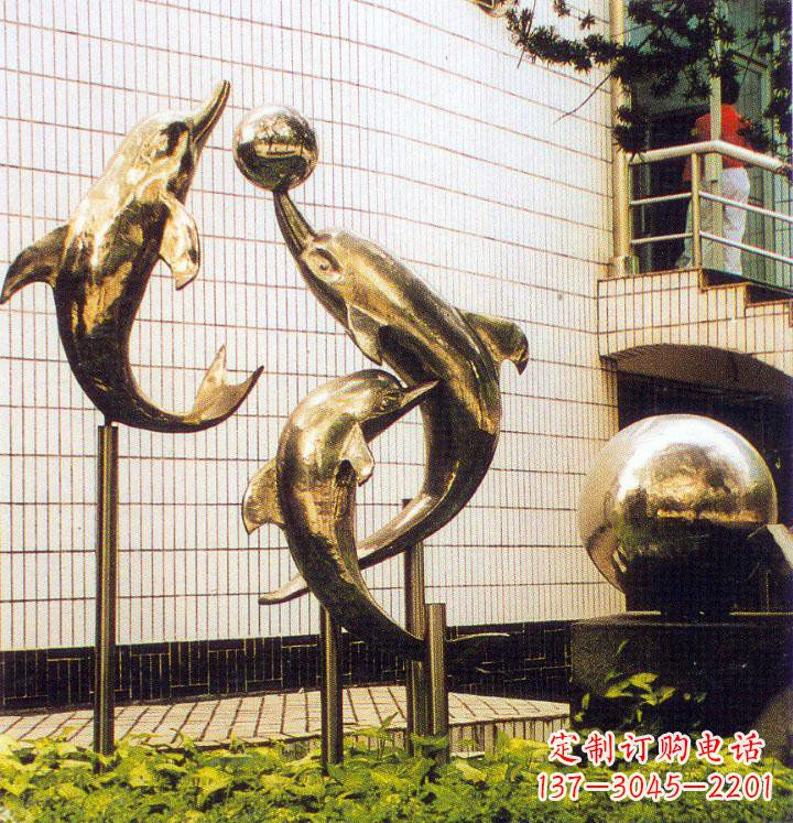 南京海豚跃动的校园雕塑