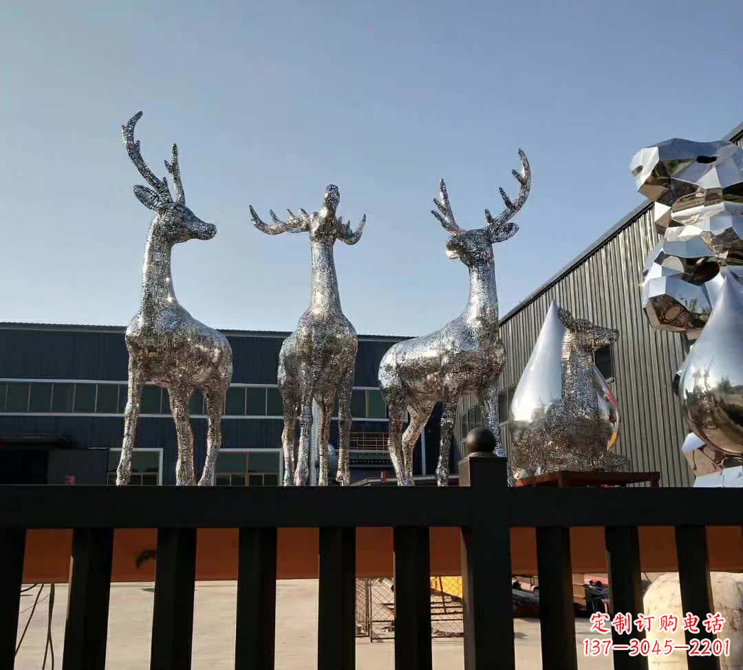 南京不锈钢梅花鹿雕塑给空间增添优雅气息