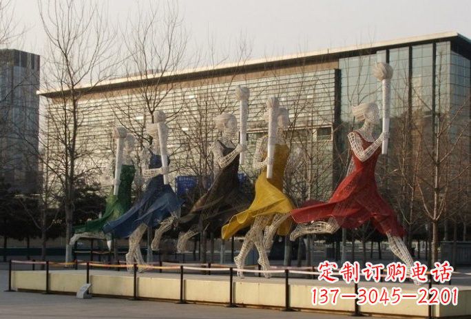 南京不锈钢火炬手雕塑象征着永恒的精神