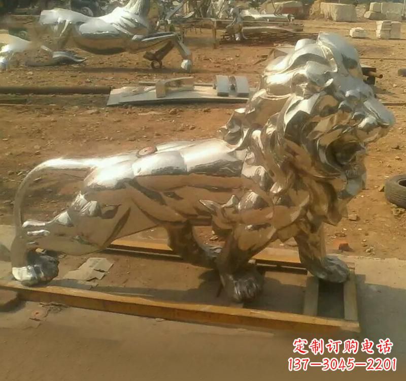 南京不锈钢狮子雕塑给空间增添生机