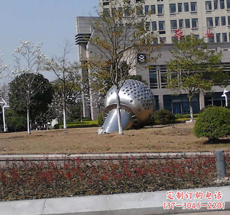 南京不锈钢话筒雕塑简约而又具有现代感