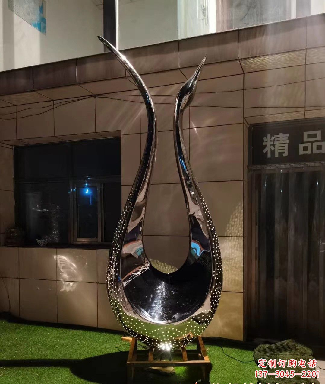 南京不锈钢镜面天鹅雕塑——象征着美丽与坚强