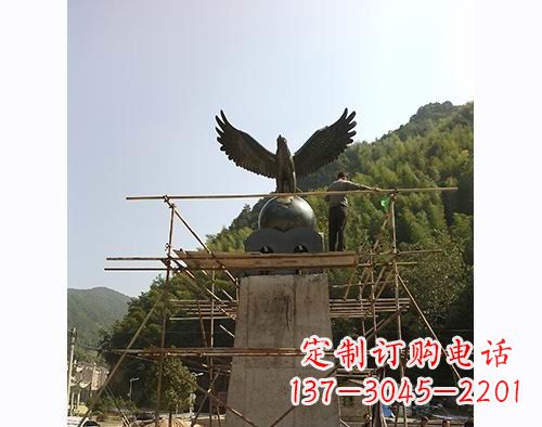 南京不锈钢老鹰踩地球雕塑缅怀大自然之美