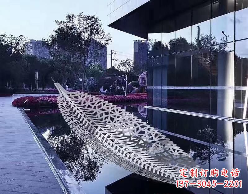 南京不锈钢镂空树叶雕塑——精致美观的艺术精品