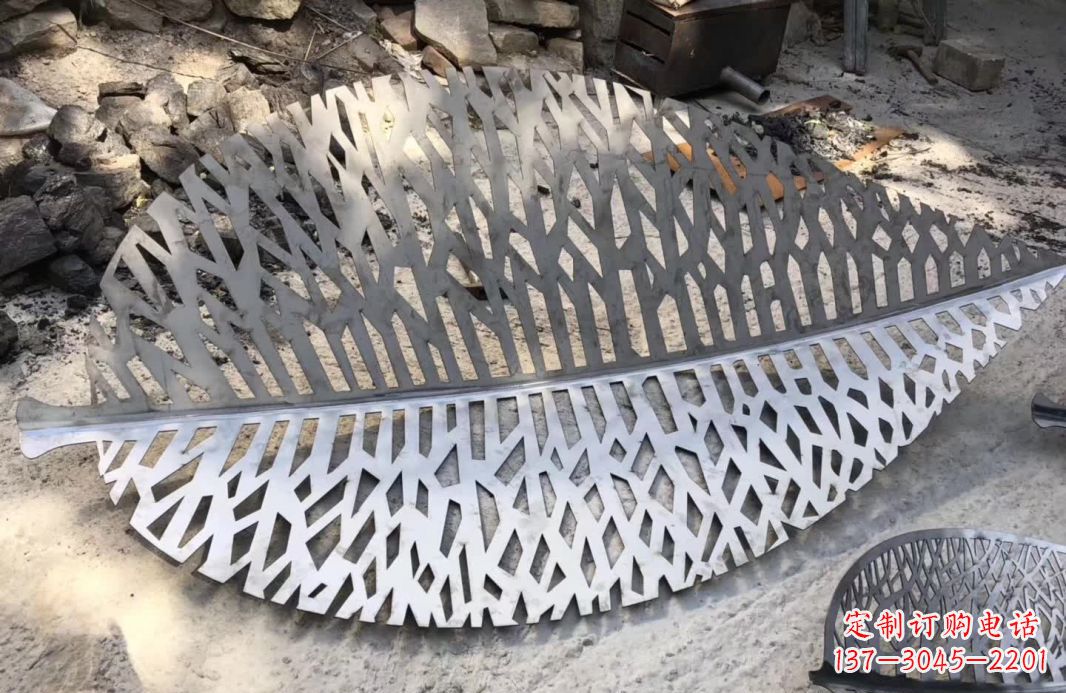 南京不锈钢镂空树叶雕塑艺术的精美结合