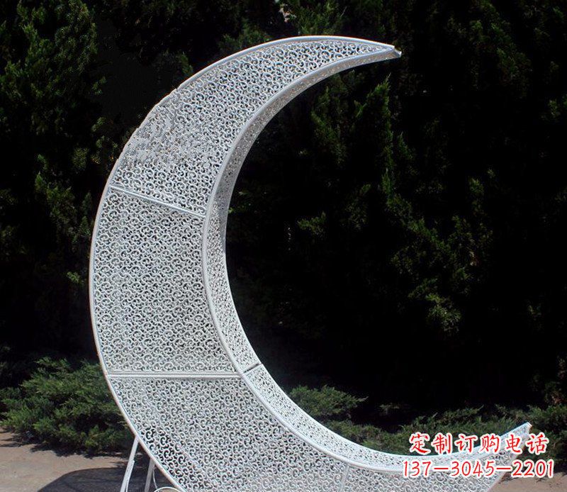 南京不锈钢镂空弯月亮公园景观雕塑