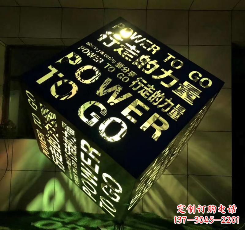 南京不锈钢镂空艺术魔方雕塑