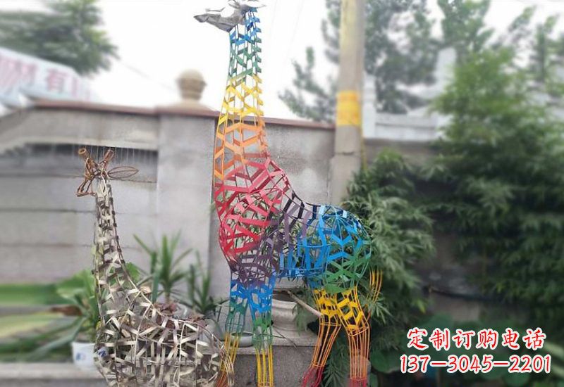 南京长颈鹿雕塑优雅而古典的艺术