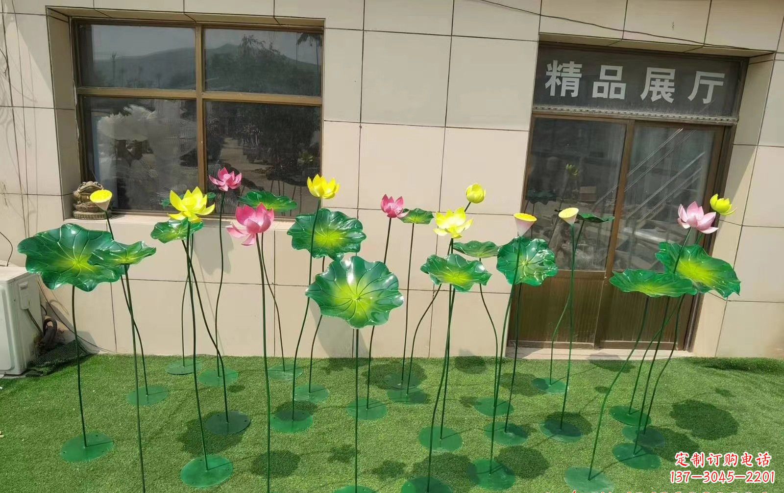 南京不锈钢喷漆荷花景观雕塑