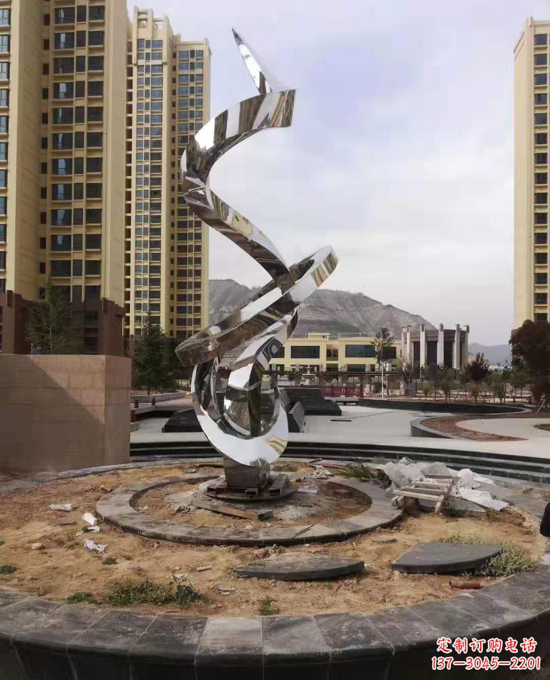 南京飘带雕塑美化城市空间的艺术