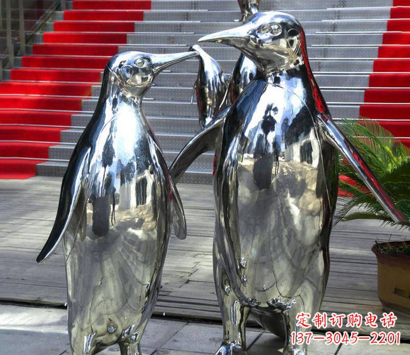 南京不锈钢企鹅雕塑传递着浓浓爱意