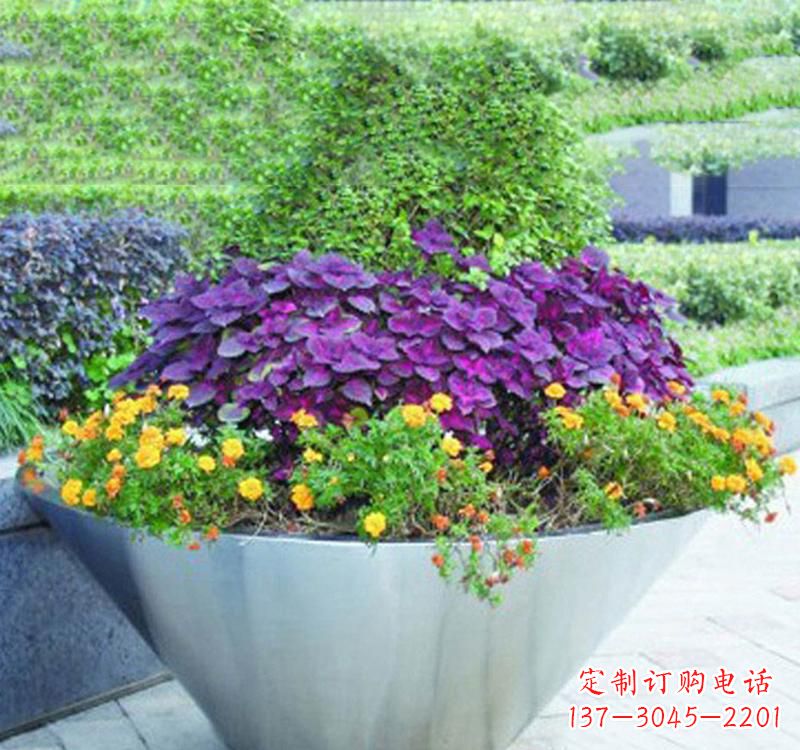 南京不锈钢花盆雕塑艺术之美