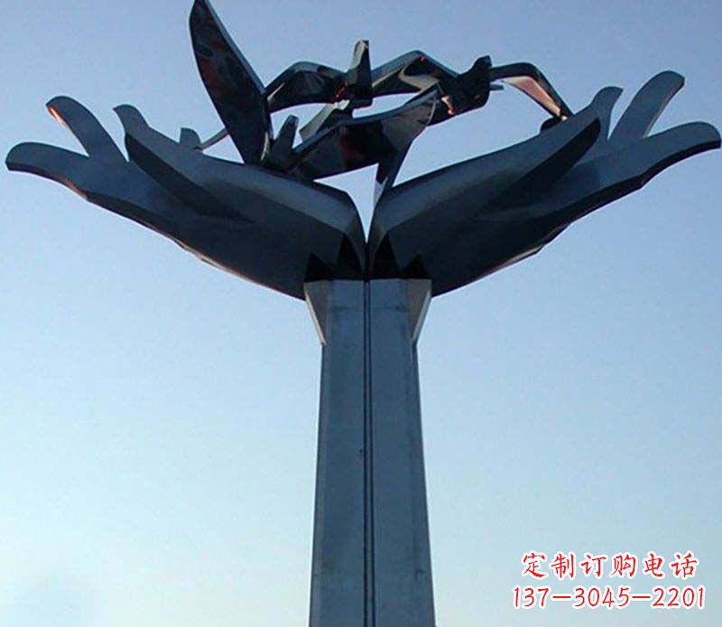 南京不锈钢手托鸽子雕塑象征着和平与爱