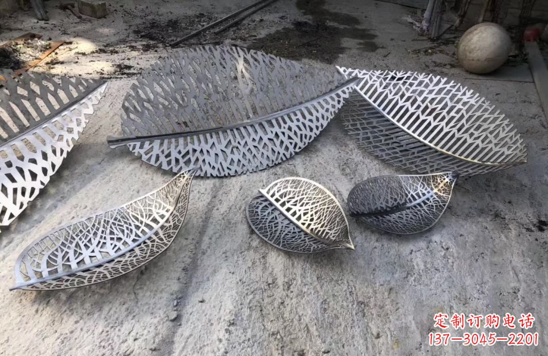 南京优雅的不锈钢树叶雕塑