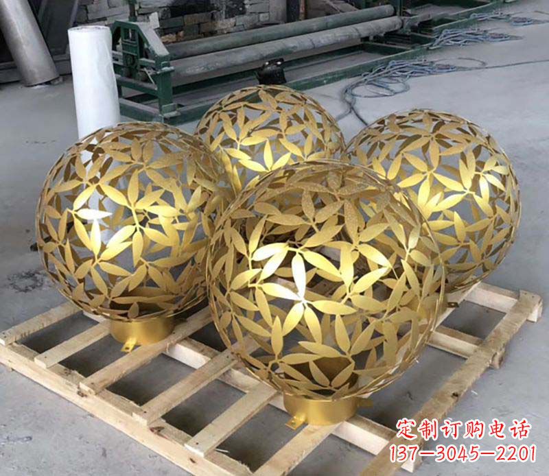 南京不锈钢树叶镂空球的美妙景观
