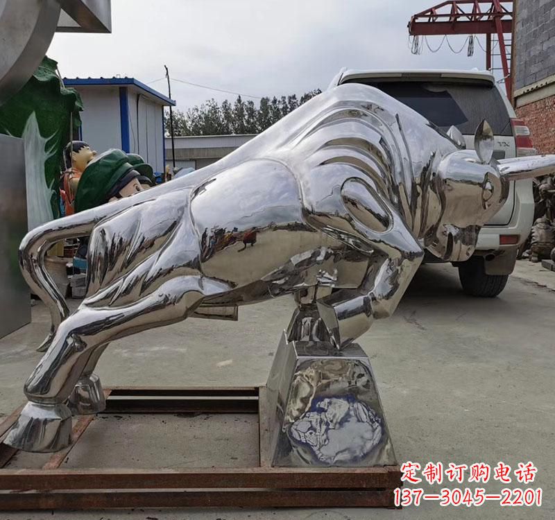 南京不锈钢拓荒牛雕塑象征勇敢和拼搏
