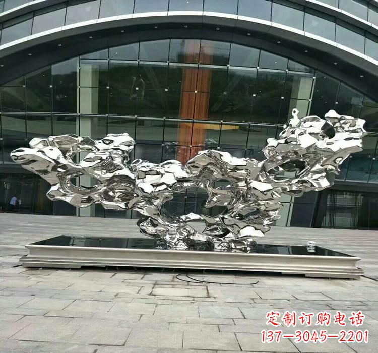 南京灵动的太湖石雕塑