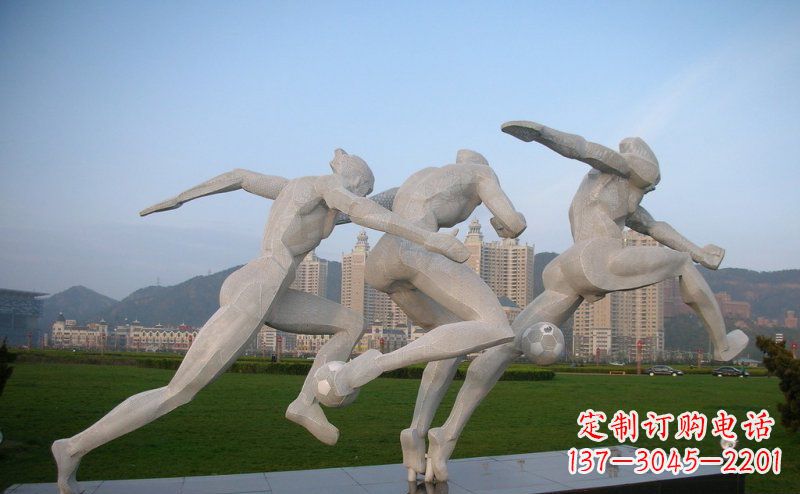 南京足球雕塑给公园景观增色
