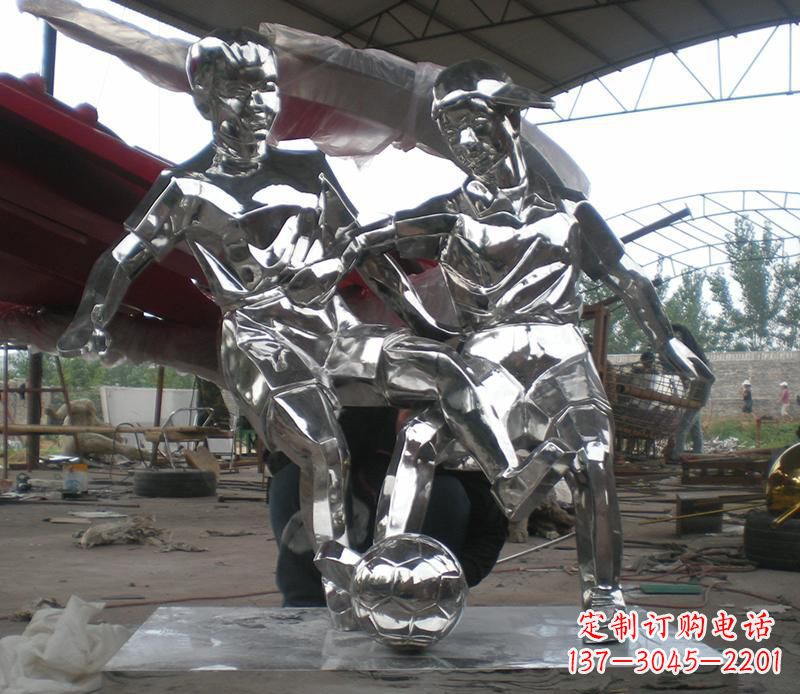 南京展现足球精神的不锈钢雕塑