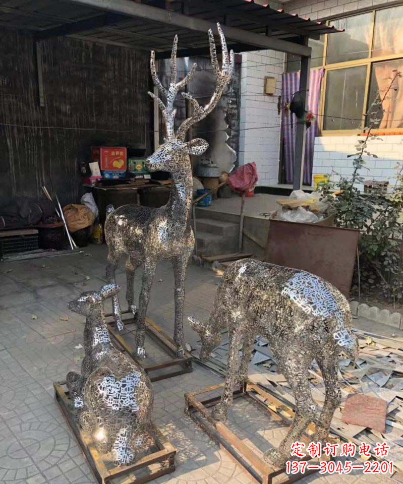 南京不锈钢庭院里的梅花鹿雕塑