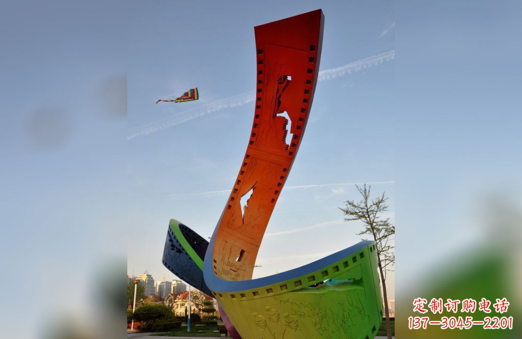 南京不锈钢五彩胶卷广场景观雕塑