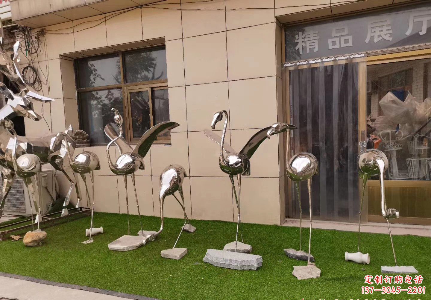 南京不锈钢仙鹤景观雕塑精美雕塑展现优美的仙鹤之美