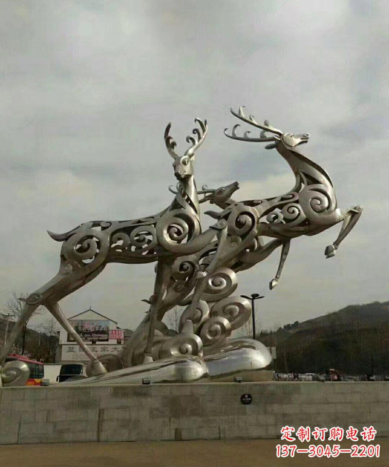 南京梅花鹿雕塑——祥云梅花鹿广场的标志