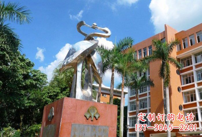 南京不锈钢仙鹤雕塑美丽而神秘