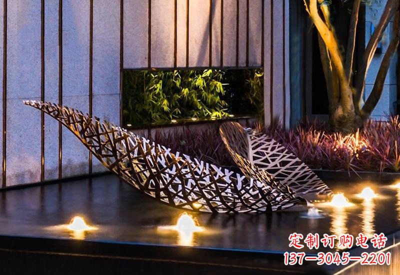 南京不锈钢小区镂空树叶雕塑给小区添彩