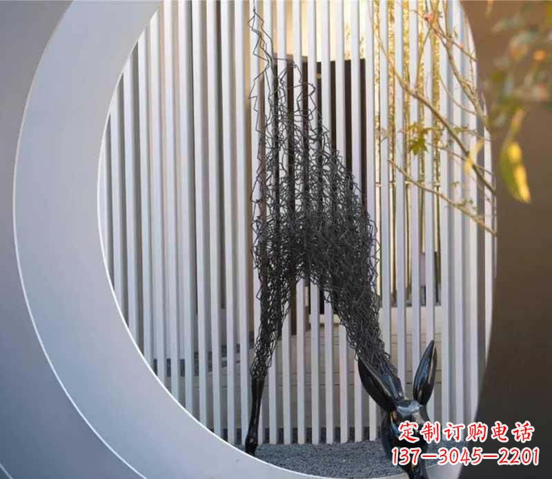 南京不锈钢小区的长颈鹿雕塑