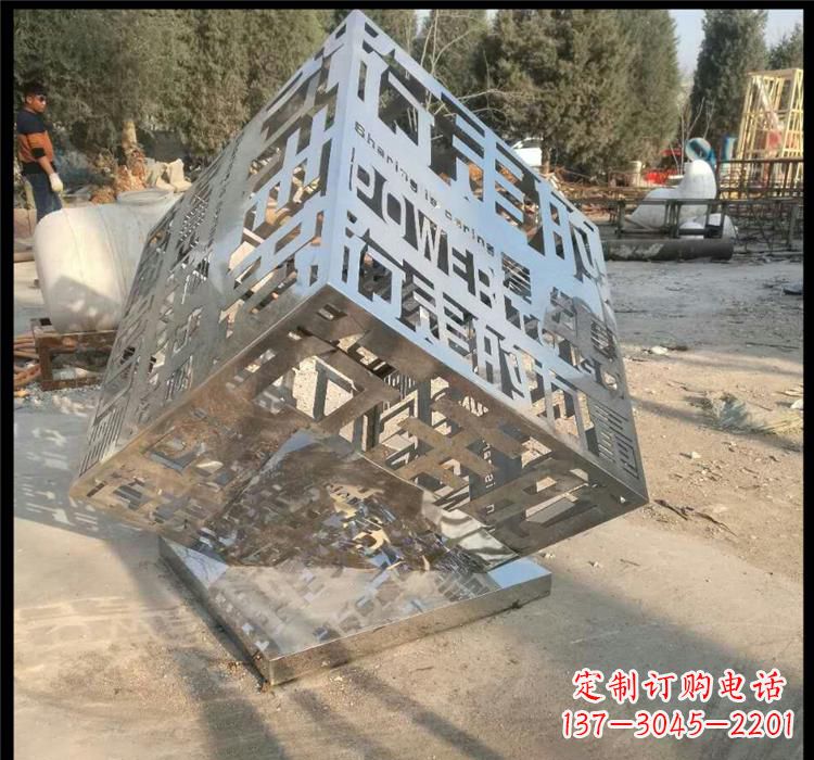 南京不锈钢艺术镂空魔方雕塑给空间带来新的灵感