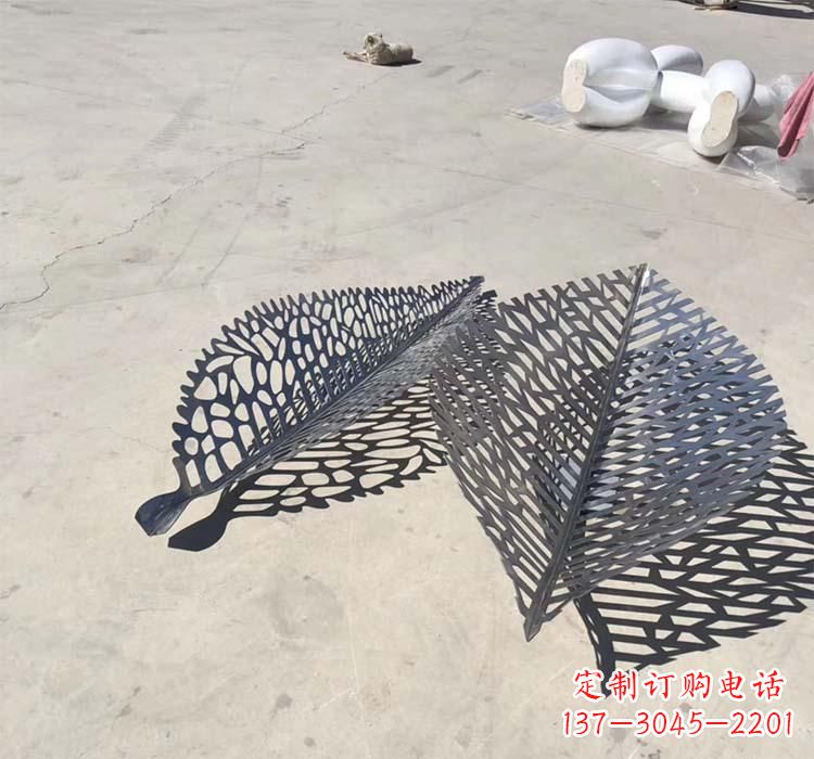 南京不锈钢园林镂空树叶雕塑给空间增添美感