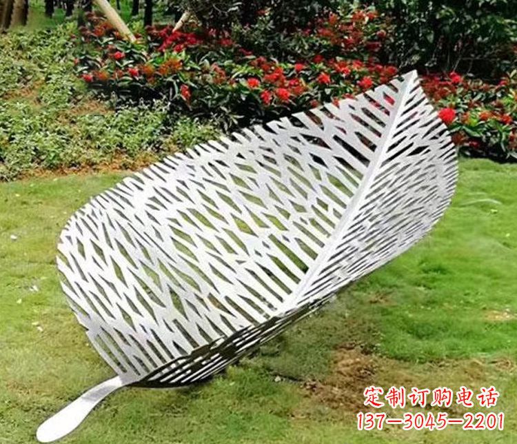 南京不锈钢园林镂空树叶雕塑精美而抽象