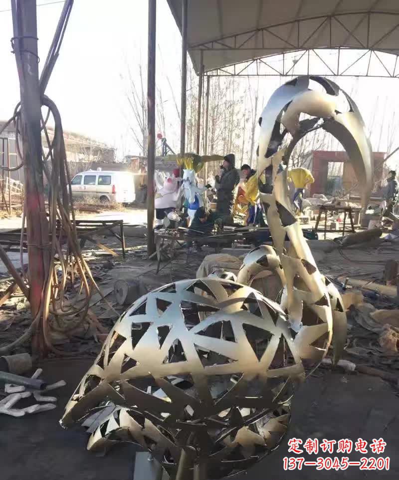 南京不锈钢天鹅雕塑象征着幸福的美好