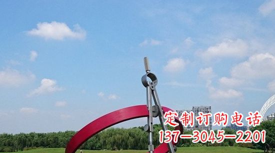 南京不锈钢圆规雕塑环绕着美景