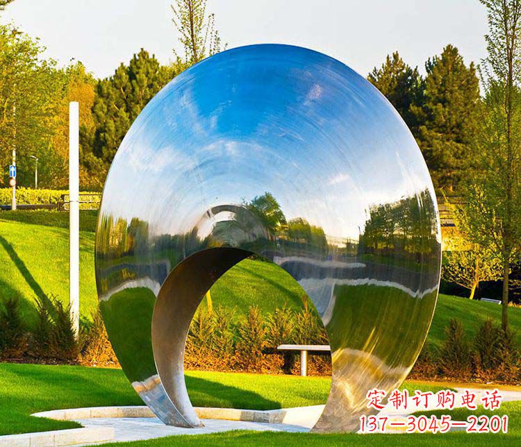 南京环环相扣的圆环雕塑
