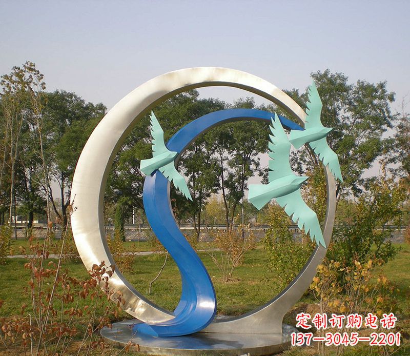 南京不锈钢圆环雕塑精致而优雅