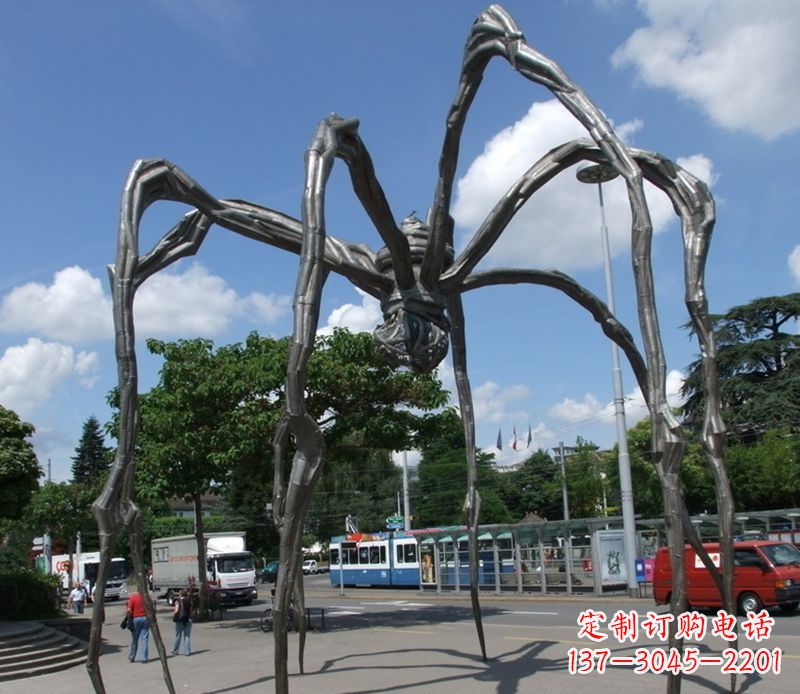 南京蜘蛛侠雕塑点缀不锈钢的景观