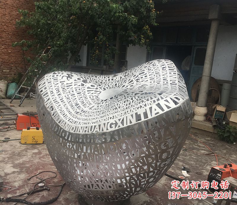 南京不锈钢元宝雕塑精美外形与精美文化