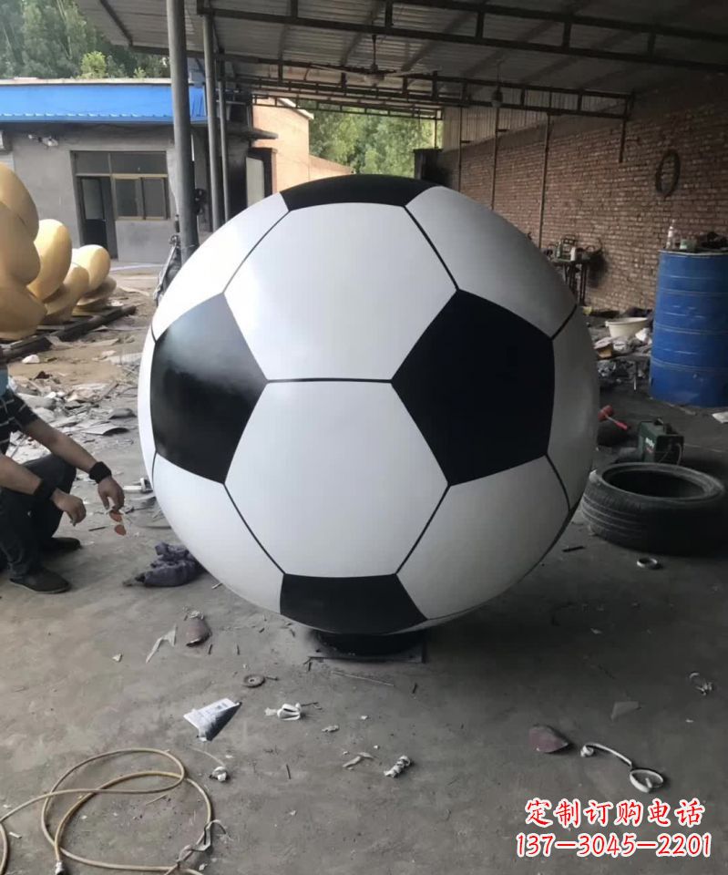 南京足球雕塑一座屹立不倒的象征