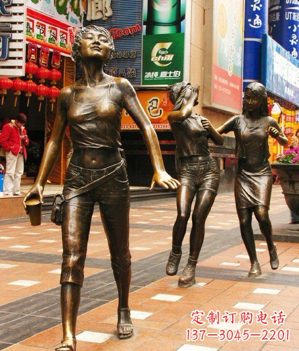 南京步行街逛街的女孩以铜雕的形式永久保存