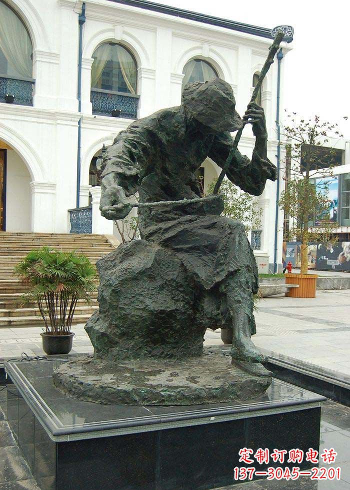 南京步行街拉二胡的人物景观铜雕