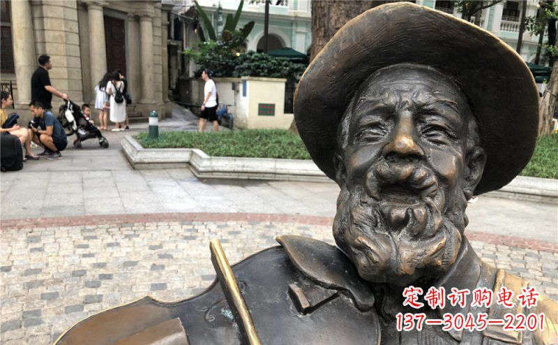 南京步行街拉小提琴的老人景观铜雕