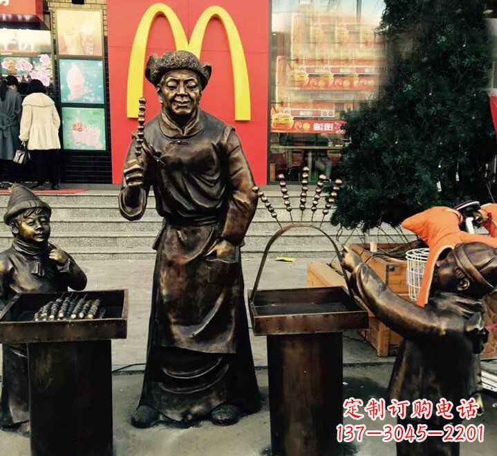 南京步行街上的糖葫芦铜雕