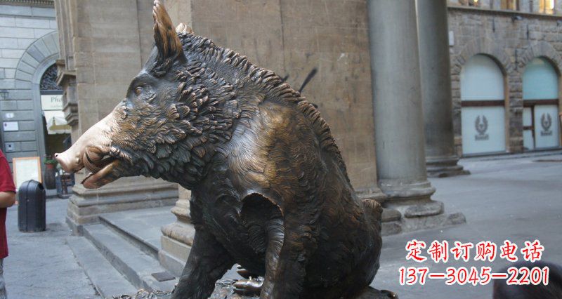 南京野猪雕塑给步行街带来美丽风景
