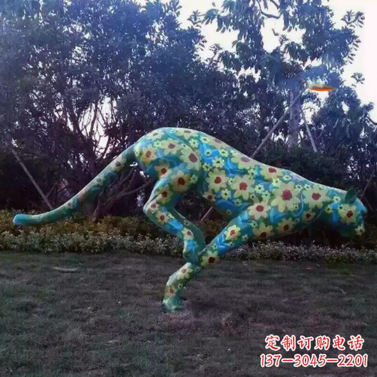 南京玻璃钢彩绘豹子雕塑艺术与自然的完美结合