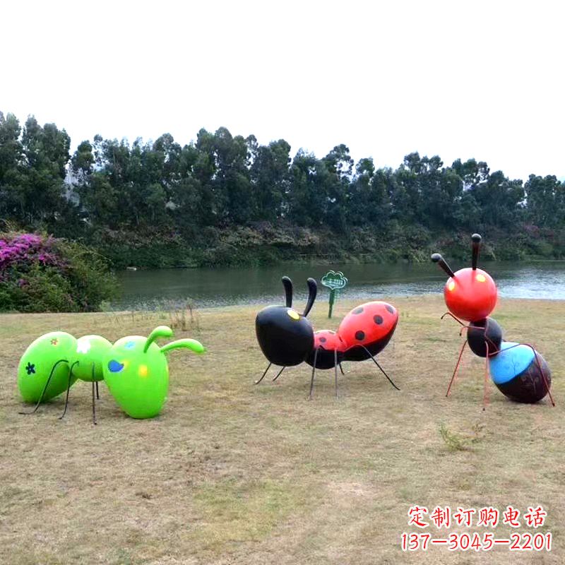 南京彩绘玻璃钢蚂蚁雕塑——精致又充满动感